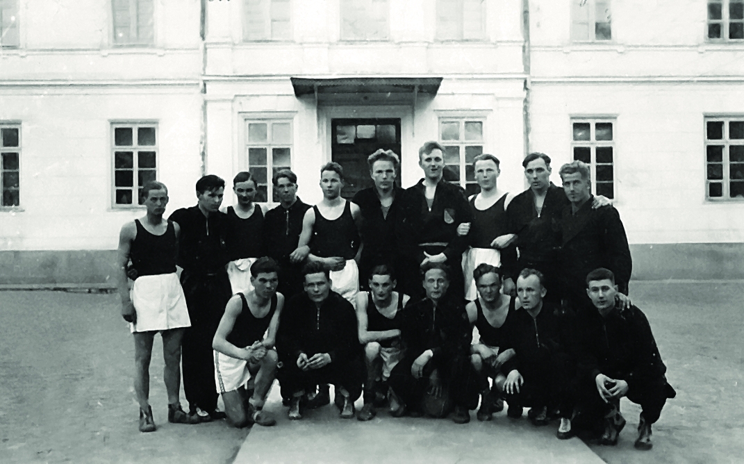 1937 m. Europos čempionai – Lietuvos krepšininkai Marijampolėje su vietos krepšininkais. 1938 m. balandis.
