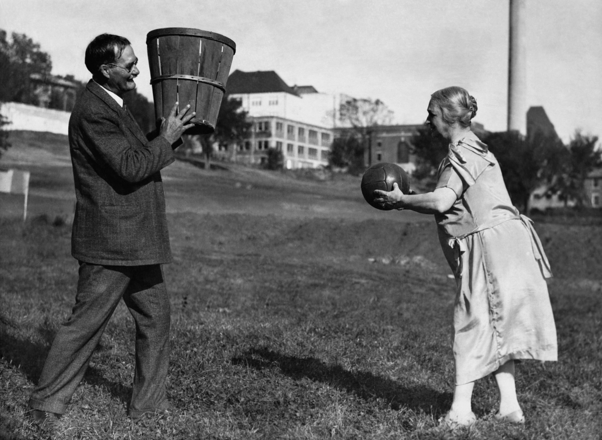 Krepšinio pradininkas Džeimsas Neismitas su žmona Maude. XIX a. 9 deš.