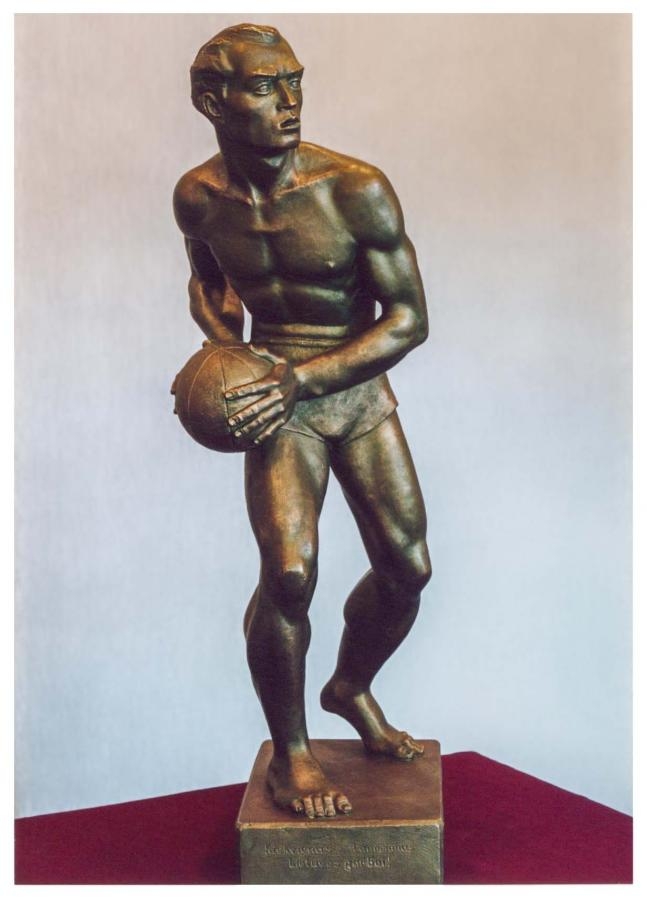Juozo Zikaro sukurta krepšininko skulptūra. 1943 m.