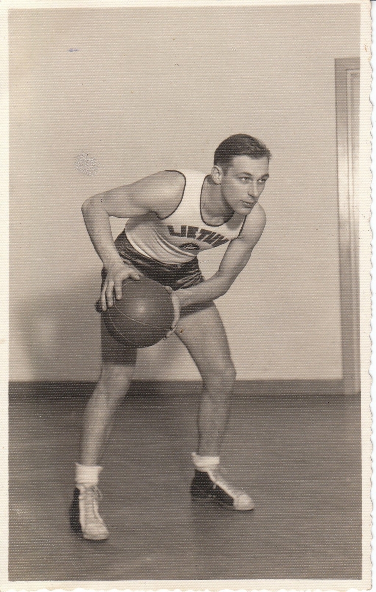 Krepšininkas Feliksas Kriaučiūnas – 1937 ir 1939 m. Europos krepšinio čempionas. 1939 m.
