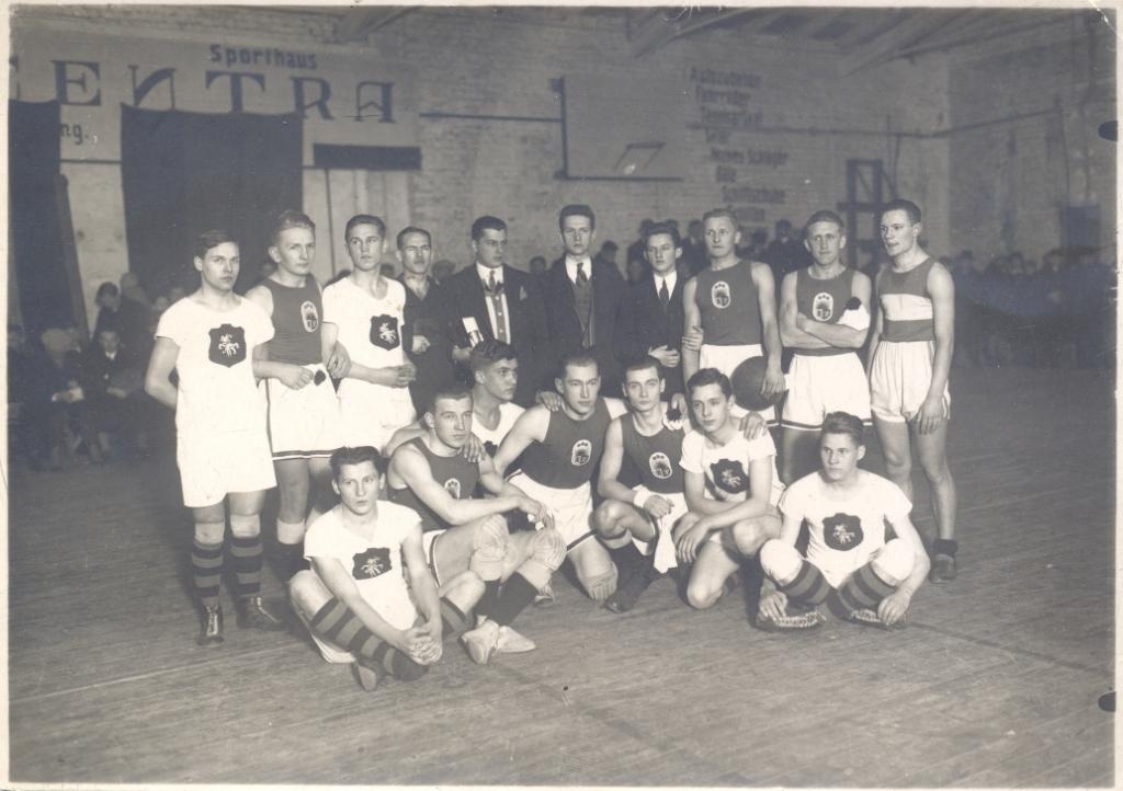 Lietuvos krepšinio rinktinė po rungtynių su Latvijos rinktine. 1925 m.