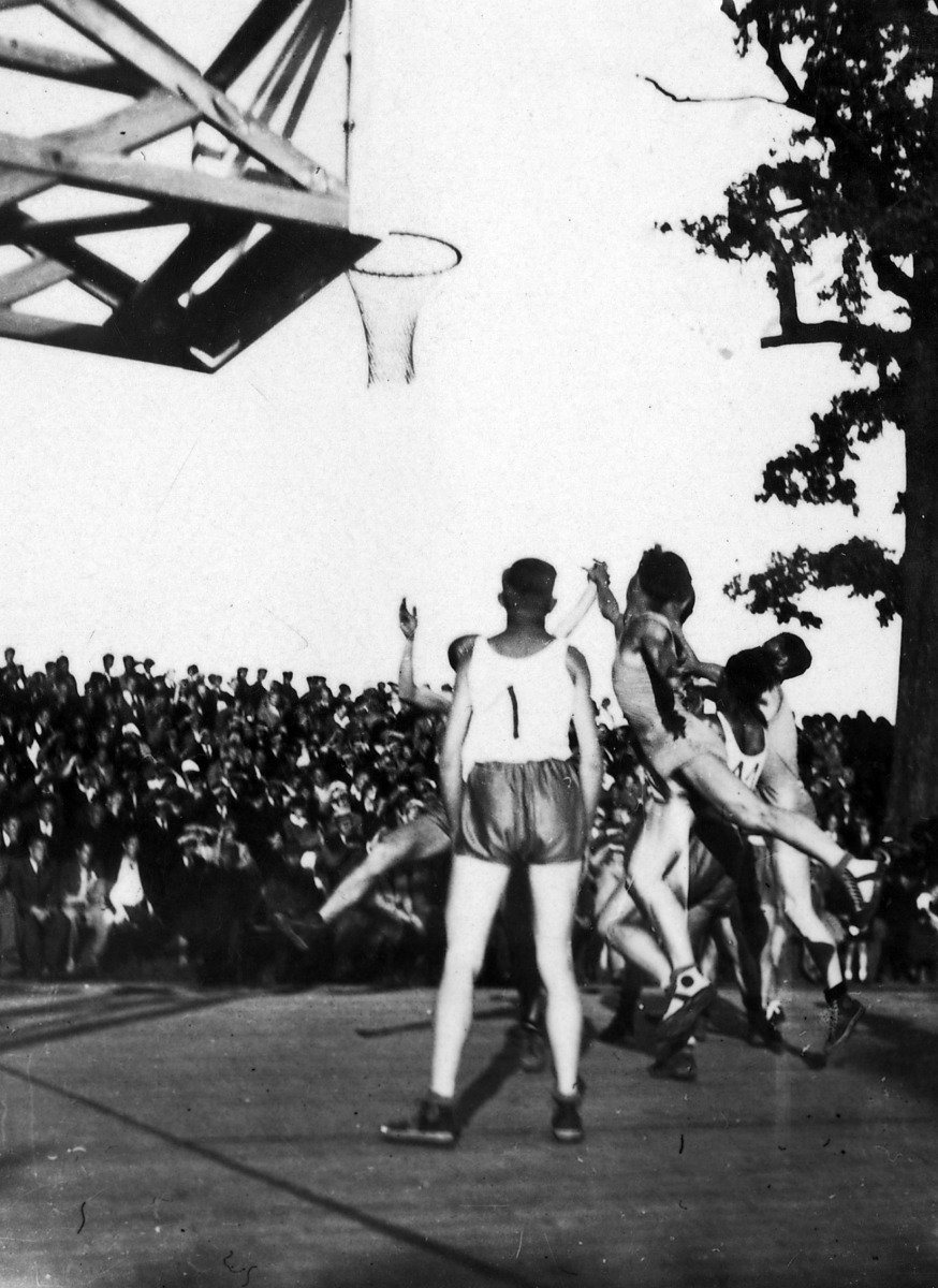 Moksleivių krepšinio rungtynės tautinėje olimpiadoje. 1938 m.