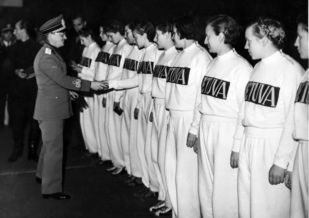 Lietuvos moterų krepšinio komanda – Europos vicečempionė. „Lietuvos sportas“, 1938 m. Nr. 20.