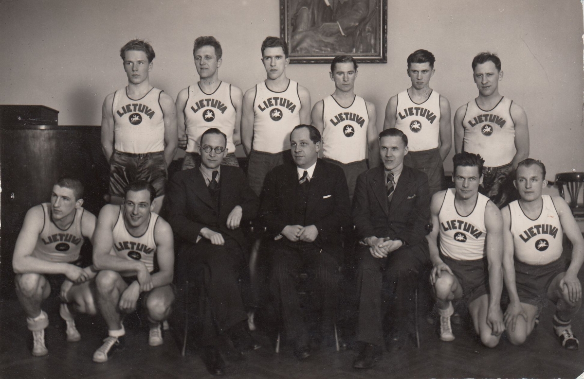 Lietuvos krepšinio rinktinės žaidėjai ir vadovai. Pirmoje eilėje pirmas iš dešinės – Vilhelmas Variakojis.1938 m. M. Smečechausko nuotr.