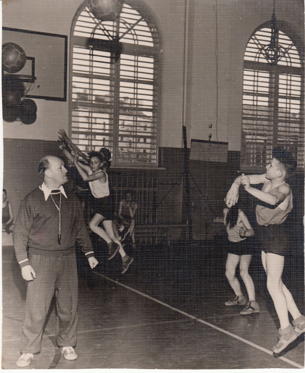 Treneris Vilhelmas Variakojis treniruoja Panevėžio sporto mokyklos mokinius. 1968 m.