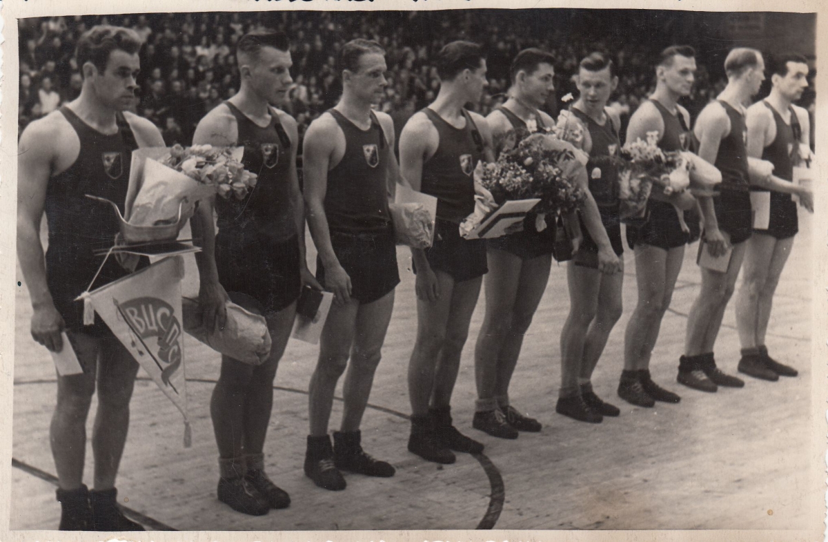 Apdovanojama Kauno krepšinio komanda „Žalgiris“. Penktas iš kairės – panevėžietis, Kūno kultūros instituto studentas Raimundas Sargūnas. Apie 1953 m.