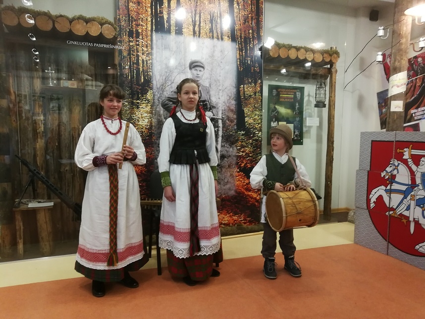 Panevėžio vaikų folkloro ansamblio „Sierčikai“ muzikantai Rugilė, Saulė ir Martynas Pšibišauskai