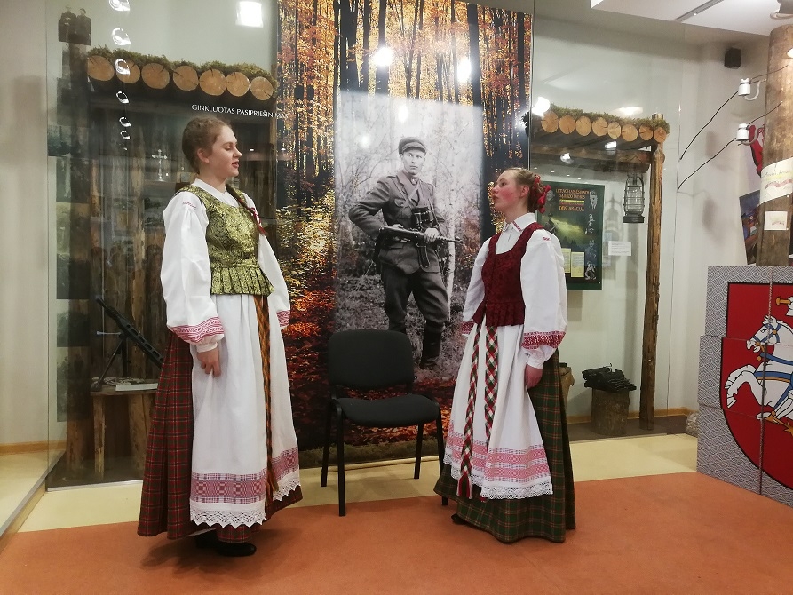 Panevėžio vaikų folkloro ansamblio „Sierčikai“ dainininkės Teklė Vilytė ir Eglė Malinauskaitė.